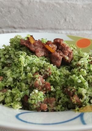 Foto principal de Cuscús vegetal con carne picada y mango