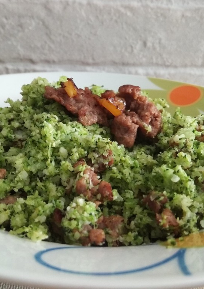 Una foto de Cuscús vegetal con carne picada y mango