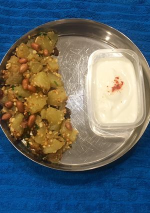 उपवासाची बटाट्याचीभाजी (upwasachi batatyachi bhaji recipe in marathi) रेसिपी चे मुख्य फोटो 