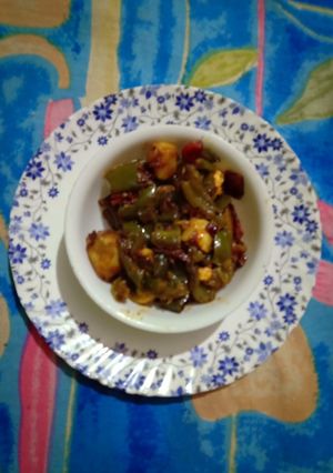 A picture of Potato and capsicum veg.