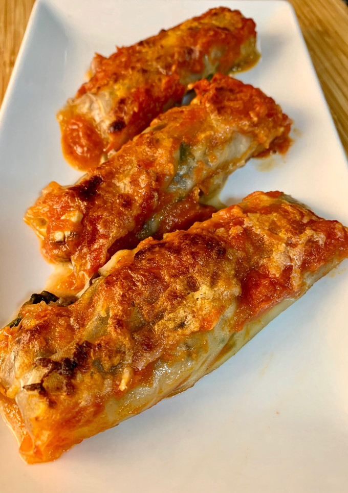 Una foto de Canelones de espinacas, setas, piñones y pasas