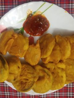 कुरकुरीत वांगी, बटाटा भजी (Vangi Batata Bhajji Recipe In Marathi) रेसिपी चे मुख्य फोटो