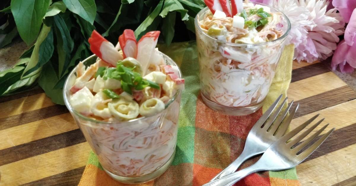 Салат из крабовых палочек и корейской моркови и маслины