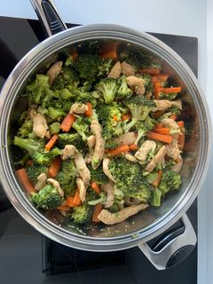 Una foto de Salteado de pollo con brócoli, zanahoria y soja