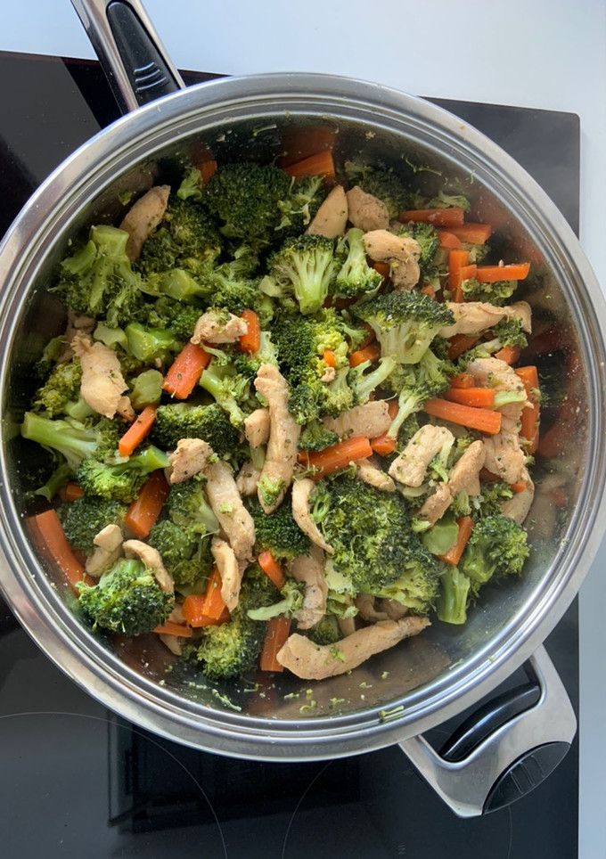 Una foto de Salteado de pollo con brócoli, zanahoria y soja