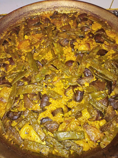 Una foto de Paella de robellones y costillas