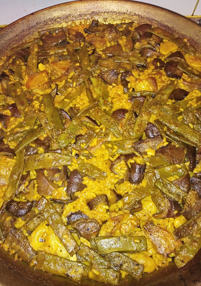 Una foto de Paella de robellones y costillas