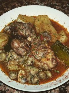 Una foto de Guiso de cordero con patatas y habas