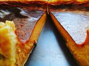 Une photo de flan caramel