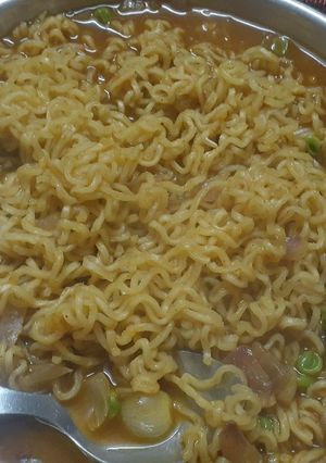 वेजिटेबल मैगी (vegetable maggi recipe in Hindi) रेसिपी मुख्य फोटो