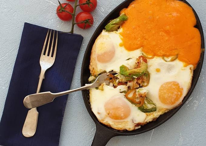 Baked eggs with tomatoes and avocado