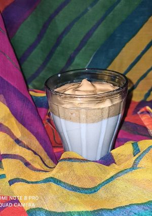 દાલગોના કોફી (Dalgona Coffee Recipe In Gujarati) રેસીપી મુખ્ય ફોટો