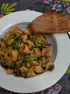 Una foto de Espaguetis de calabacín con bacalao