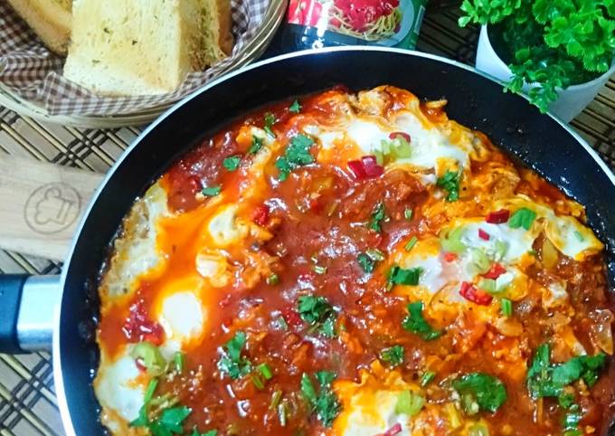 Shakshouka Eggs With Garlic Bread