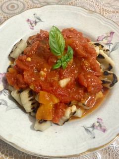 Una foto de Ñoquis salteados con salsa fileto