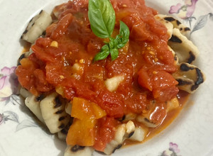 Una foto de Ñoquis salteados con salsa fileto