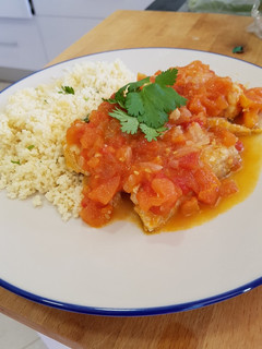 Una foto de Bonito en salsa de tomate natural con quinoa