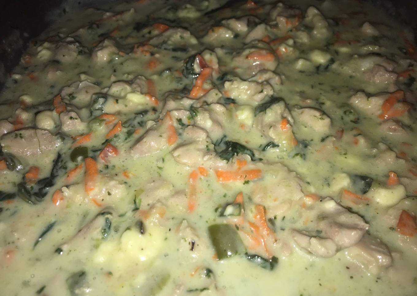 Pollo en salsa blanca con vegetales