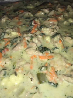 Una foto de Pollo en salsa blanca con vegetales