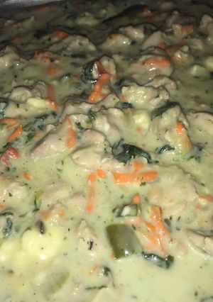 Una foto de Pollo en salsa blanca con vegetales