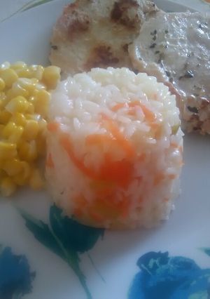 Una foto de Arroz con cebollín y zanahoria