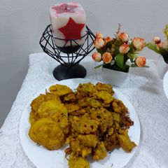 Potato and onion and spinach pakora A picture of Potato and onion and spinach pakora.