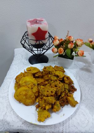 A picture of Potato and onion and spinach pakora.