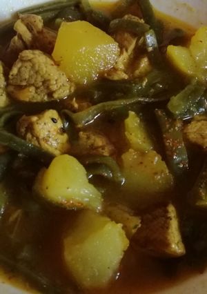 Una foto de Estofado de solomillo de cerdo con judías verdes y patatas