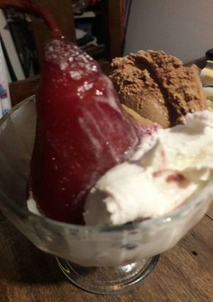 Una foto de Peras al malbec con helado