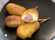 Una foto de corn dogs