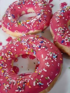 Una foto de Donas con glasé y granas de colores, al horno!🍩