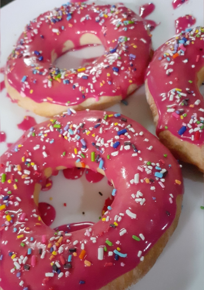 Una foto de Donas con glasé y granas de colores, al horno!🍩