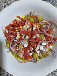 Una foto de Ensalada de pimientos rojos asados, tipo pipi-rana