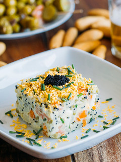 Una foto de Ensaladilla rusa con pescados ahumados