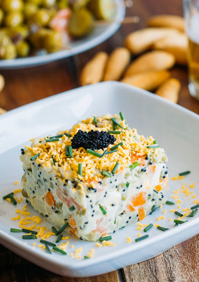 Una foto de Ensaladilla rusa con pescados ahumados