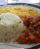 Pollo entomatado con puré de plátano y arroz con cilantro y limón