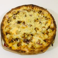 Tortilla cheesy pizza A picture of Tortilla cheesy pizza.
