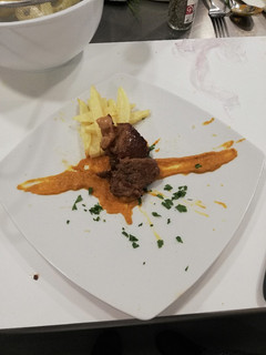Una foto de Entrecot de ternera con puré de calabaza y zanahoria