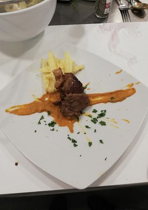 Una foto de Entrecot de ternera con puré de calabaza y zanahoria