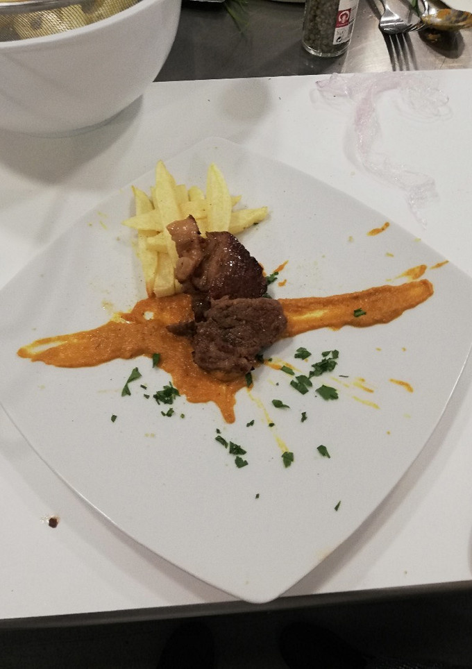 Una foto de Entrecot de ternera con puré de calabaza y zanahoria