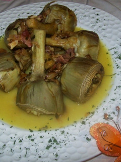 Una foto de Alcachofas con salsa de puerro y calabacín