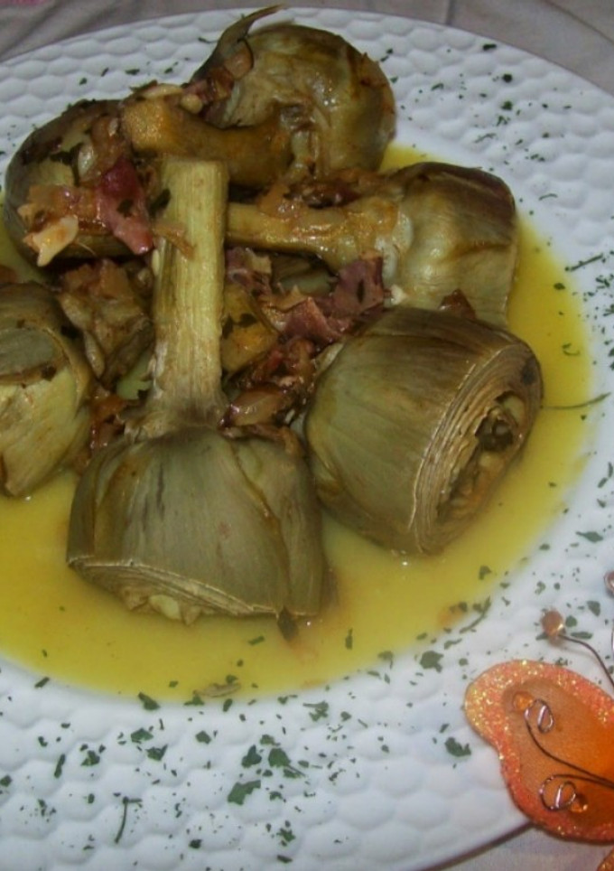 Una foto de Alcachofas con salsa de puerro y calabacín