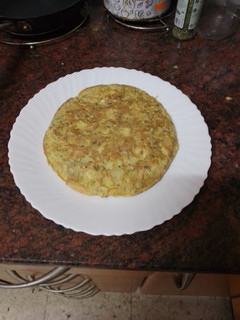 Foto principal de Tortilla de papas con pata asada y cilantro