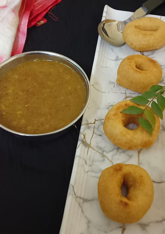 सांबर बड़ा (Sambar bada recipe in hindi) रेसिपी मुख्य फोटो
