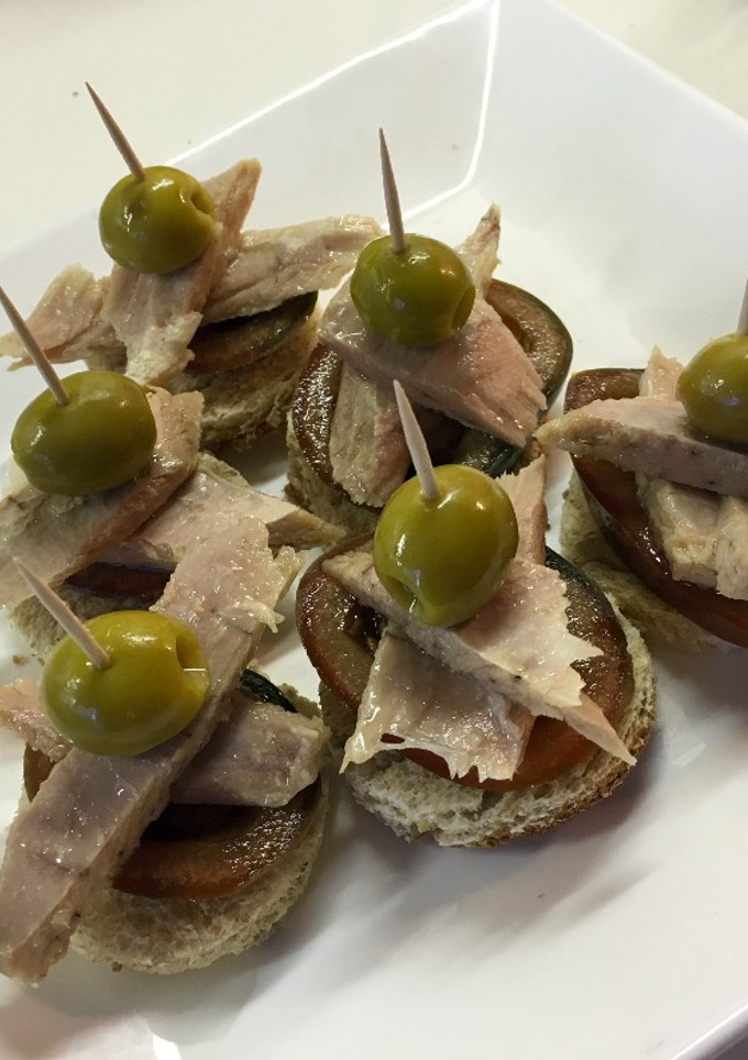 Una foto de Canapés de ventresca en 5 minutos
