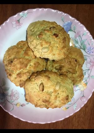 A picture of Nutty rock cakes.