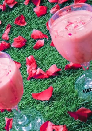 મિક્સ ફ્રૂટ રોઝ સ્મુધી (Mix Fruit Rose Smoothie Recipe In Gujarati) રેસીપી મુખ્ય ફોટો