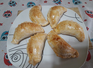 Una foto de 🥟Empanadas de pollo asado🐓