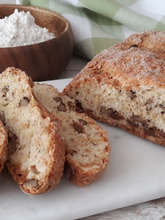Una foto de Pan dulce con nueces y pasas