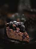 Tarta de chocolate con moras negras